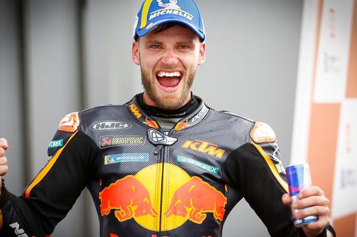 Pembalap Red Bull KTM, Brad Binder, berpose sebagai juara balapan MotoGP Austria 2021 di Red Bull Ring, Minggu (15/8/2021).