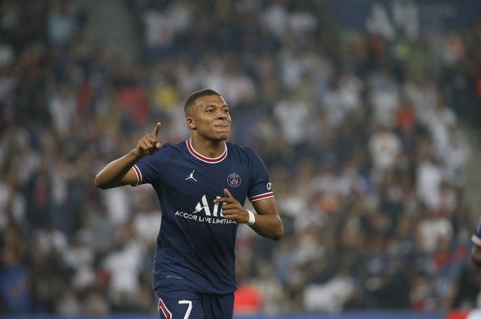 Selebrasi bintang PSG, Kylian Mbappe, usai menjebol gawang Strasbourg pada laga Liga Prancis 2021-2022.