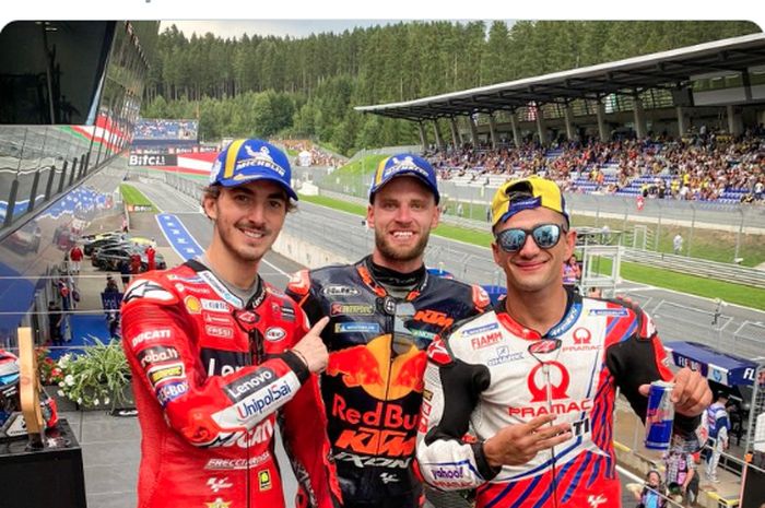 Dari kiri ke kanan:  Pemilik podium MotoGP Austria 2021 yaitu Francesco Bagnaia (Ducati Lenovo Team), Brad Binder (Red Bull KTM), dan Jorge Martin (Pramac Racing).