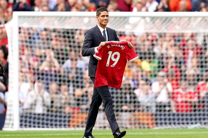 Raphael Varane resmi diperkenalkan Manchester United dihadapan publik pada laga perdana Liga Inggris 2021-2022.