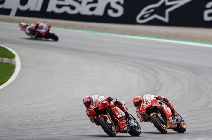 Pembalap Repsol Honda, Marc Marquez (kanan), bersaing dengan pembalap Ducat, Francesco Bagnaia, pada balapan MotoGP Austria di Red Bull Ring, Austria, 15 Agustus 2021. 