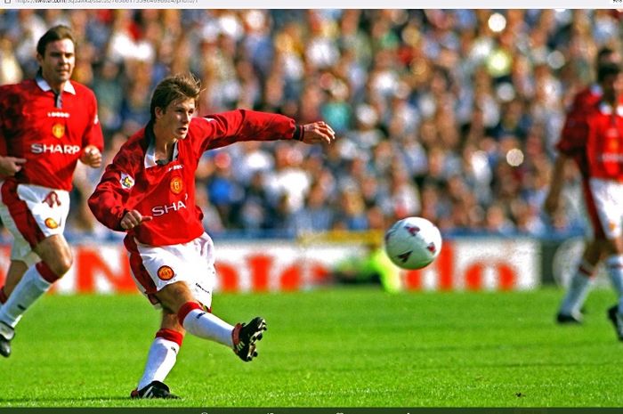 David Beckham saat melesakkan gol dari tengah lapangan ke gawang Wilbledon pada 17 Agustus 1996.