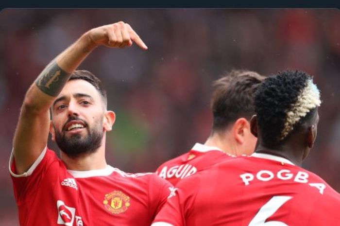 Gelandang Manchester United, Bruno Fernandes, melakukan selebrasi bareng Paul Pogba usai mencetak gol ke gawang Leeds United dalam laga Liga Inggris di Stadion Old Trafford, Sabtu (14/8/2021).