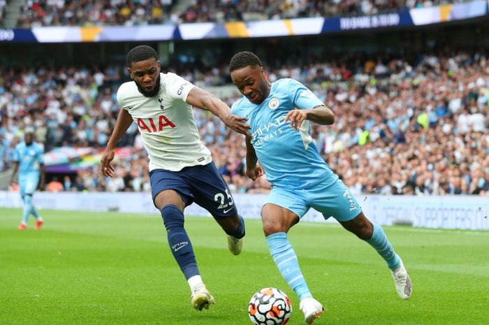 Momen duel Raheem Sterling dengan Japhet Tanganga dalam laga Manchester City kontra Tottenham Hotspur.