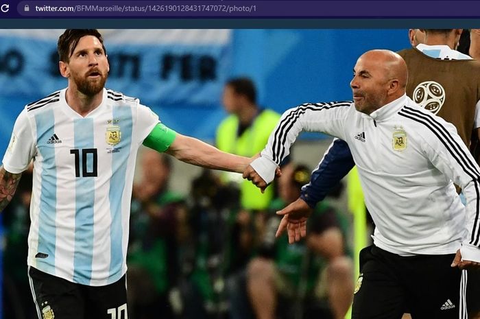 Lionel Messi (kiri) bersama mantan pelatihnya di timnas Argentina, Jorge Sampaoli.