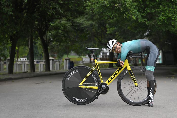 Atlet para-balap sepeda nasional Indonesia, Muhammad Fadli Imammuddin, berpose dengan sepeda balapnya di sela-sela menjalani program pelatnas Paralimpiade Tokyo 2020 di Solo, Jawa Tengah.