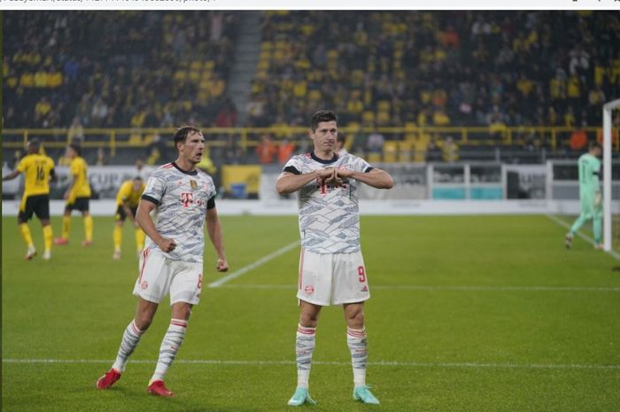 Penyerang Bayern Muenchen, Robert Lewandowski, merayakan gol ke gawang Borussia Dortmund pada ajang Piala Super Jerman, Selasa (17/8/2021).