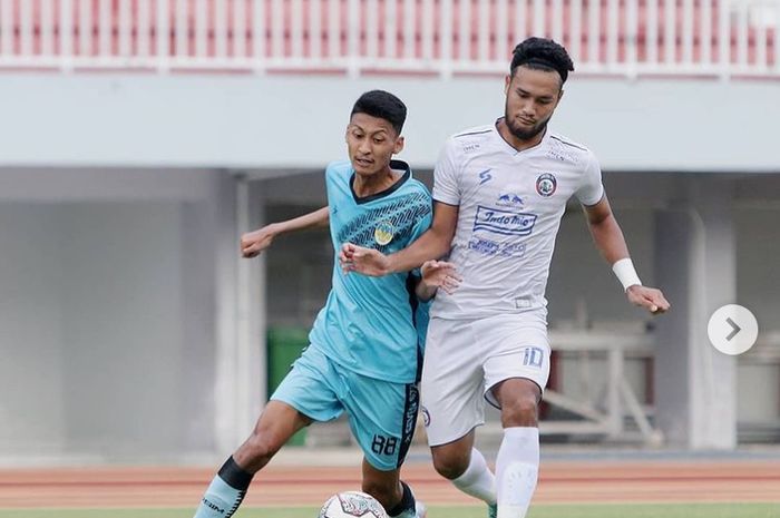 Pemain Arema FC dan PSIM Jogja saat duel dalam laga uji coba yang berlangsung di Stadion Mandala Krida, Yogyakarta, Kamis (19/8/2021).