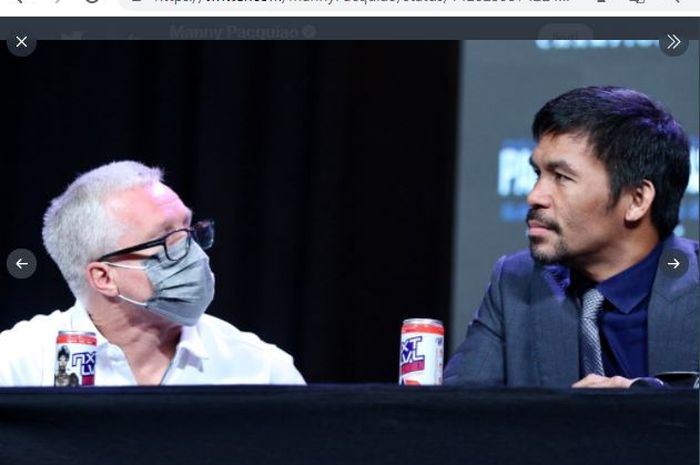 Manny Pacquiao (kanan) dan pelatihnya, Freddie Roach (kiri) saat menghadiri konferensi pers sebelum melawan Yordenis Ugas pada Rabu (18/8/2021).