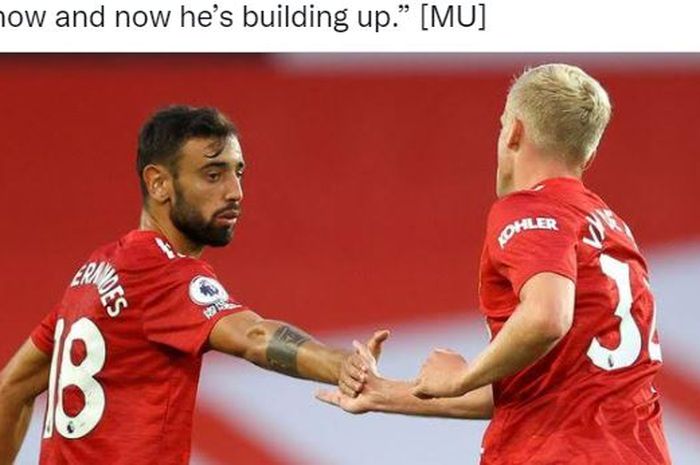 Gelandang Manchester United, Bruno Fernandes, bersalaman dengan Donny van de Beek.