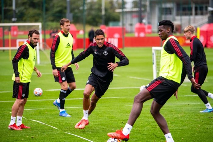 Gelandang Manchester United, Paul Pogba, membeberkan satu hal yang dibawa Raphael Varane ke Setan Merah.