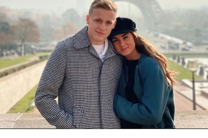 Gelandang Manchester United Donny van de Beek bersama pacarnya, Estelle Bergkamp, di Paris, Perancis.