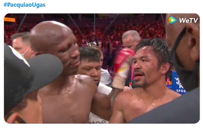 Petinju Filipina Manny Pacquiao (kanan) kalah mutlak dari petinju Kuba Yordenis Ugas dalam perebutan gelar kelas welter WBA di Las Vegas, Nevada, AS, Minggu (22/8/2021).