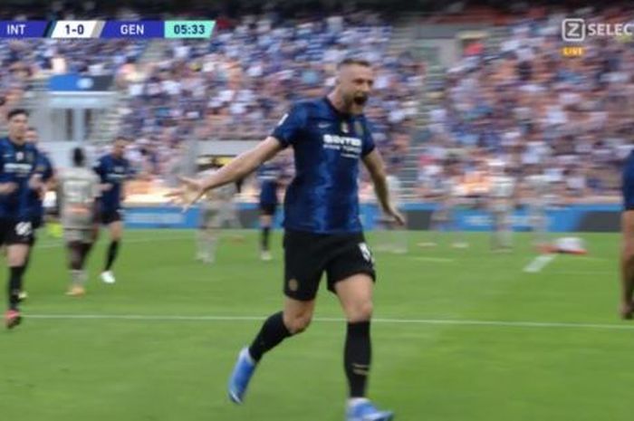 Bek Inter Milan, Milan Skriniar, merayakan gol yang dicetak ke gawang Genoa dalam laga Liga Italia di Stadion Giuseppe Meazza, Sabtu (21/8/2021).