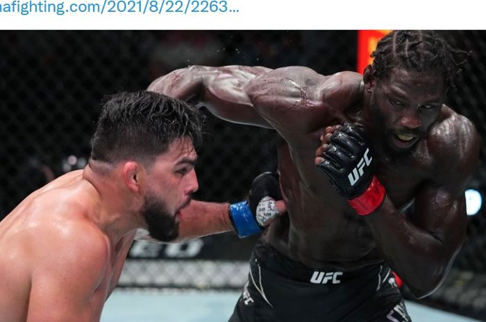 Petarung kelas menengah, Kelvin Gastelum (kiri), beradu pukulan dengan Jared Cannonier, dalam pertarungan main event UFC Vegas 34 di UFC APEX, Las Vegas, AS, 21 Agustus 2021.