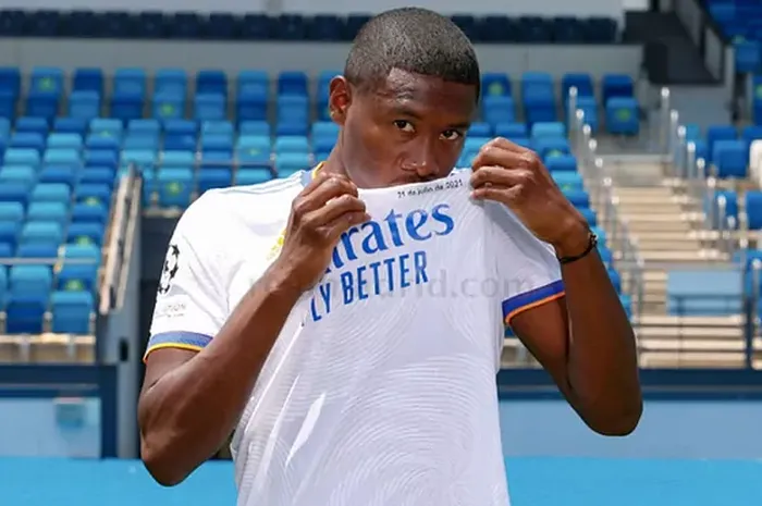 David Alaba mencium logo Real Madrid dalam sesi perkenalannya pada Juli 2021.