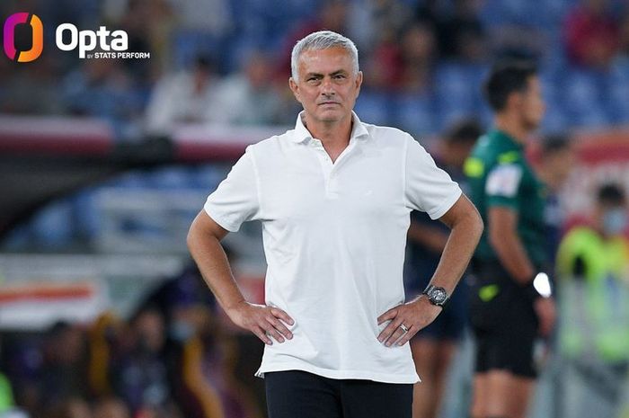 Ekspresi pelatih AS Roma, Jose Mourinho, dalam laga Liga Italia kontra Fiorentina di Stadion Olimpico, Minggu (22/8/2021).