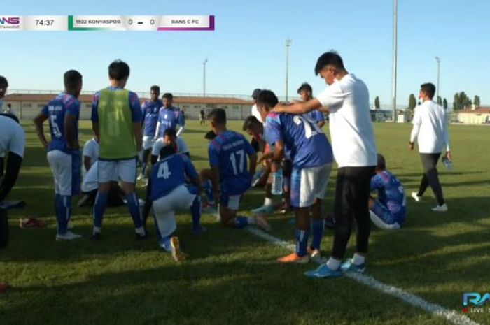 Aksi pemain-pemain RANS Cilegon FC menahan imbang 0-0 klub Turki, 1922 Konyaspor dalam laga ujicoba yang digelar Minggu (22/8/2021).