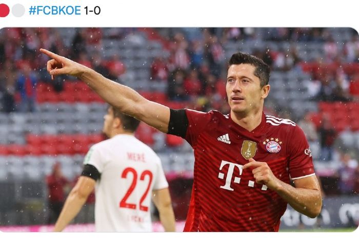 Penyerang Bayern Muenchen, Robert Lewandowski, mencetak gol ke gawang FC Koeln pada laga Liga Jerman pekan kedua di Allianz Arena, Muenchen, Jerman, Minggu (21/8/2021)