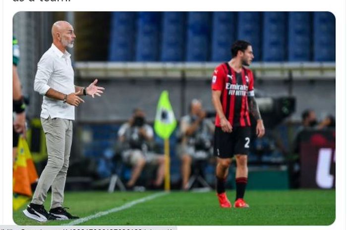 Pelatih AC Milan, Stefano Pioli (kiri) memberikan instruksi dari tepi lapangan dalam laga menghadapi Sampdoria pada pekan pertama Liga Italia 2021-2022.