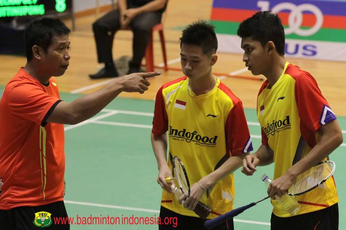 Chafidz Yusuf (kiri) semasa menangani ganda putra pelatnas. Kevin Sanjaya Sukamuljo (tengah) merupakan salah satu pemain yang pernah ditangani Chafidz.