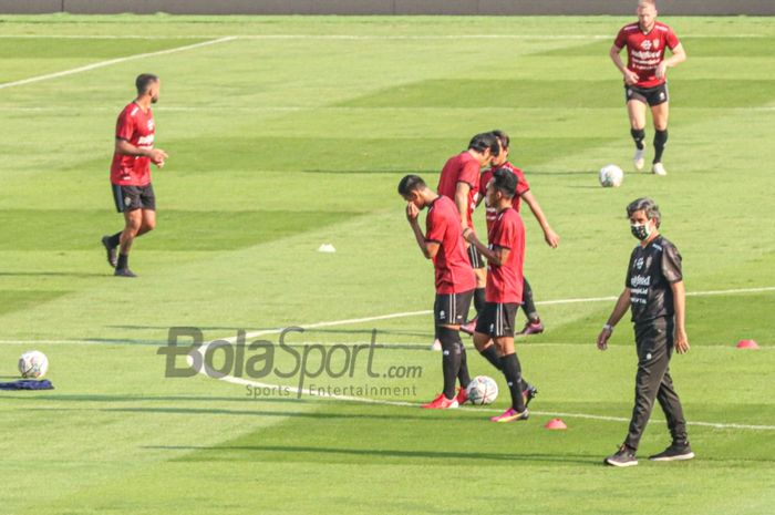 Pelatih Bali United, Stefano Cugurra, sedang memantau anak asuhnya dalam latihan di Stadion Gelora Bung Karno, Senayan, Jakarta, 26 Agustus 2021.