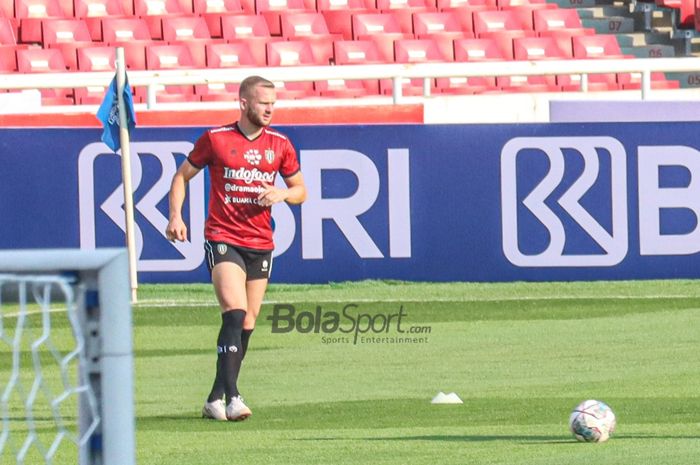 Penyerang asing Bali United, Melvin Platje, sedang berlatih di Stadion Gelora Bung Karno, Senayan, Jakarta, 26 Agustus 2021.