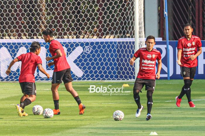 Bek Bali United, Dias Angga Putra, sedang berlatih di Stadion Gelora Bung Karno, Senayan, Jakarta, 26 Agustus 2021.