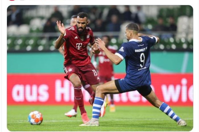 Aksi Eric Maxim Choupo-Moting (kiri) dalam laga Bayern Muenchen melawan Bremer SV pada ronde pertama DFB Pokal.