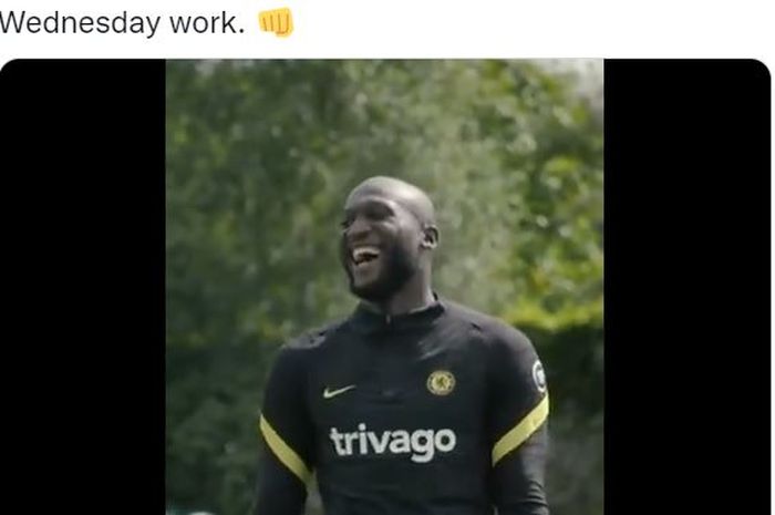 Dapat sorak-sorai usai cetak gol keren saat sesi latihan, Romelu Lukaku mau ajar satu per satu pemain Chelsea cara menciptakan gol.