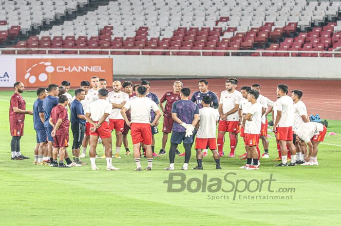 Skuat Persik Kediri sedang melakukan breafing dalam latihannya di Stadion Gelora Bung Karno, Senayan, Jakarta, 26 Agustus 2021.