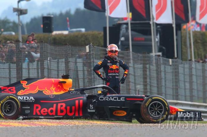 Pembalap Red Bull Racing, Max Verstappen, sesaat setelah mengalami insiden pada sesi FP2 GP Belgia 2021 di Sirkuit Spa-Francorchamps, Jumat (27/8/2021).