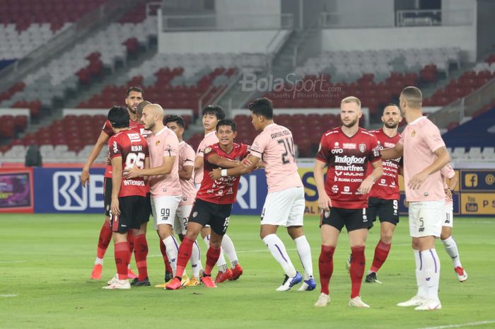 Para pemain Bali United dan Persik Kediri tengah menunggu datangnya bola pada laga pembuka Liga 1 2021 di Stadion Utama Gelora Bung Karno (SUGBK), Senayan, Jakarta Pusat, Jumat (27/8/2021)