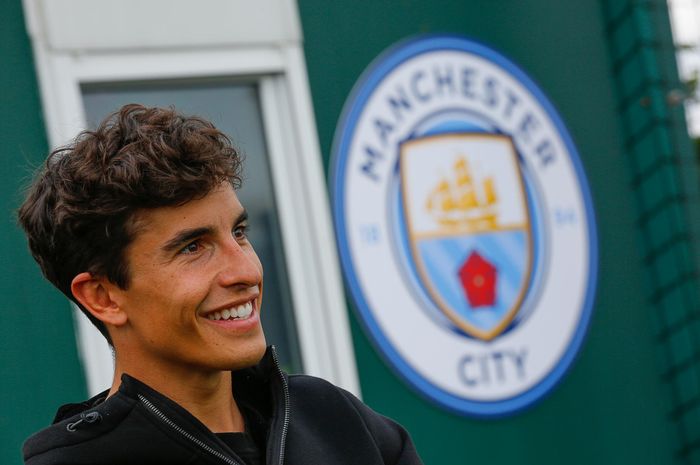 Pembalap Repsol Honda, Marc Marquez. saat mengunjungi markas latihan Manchester City.