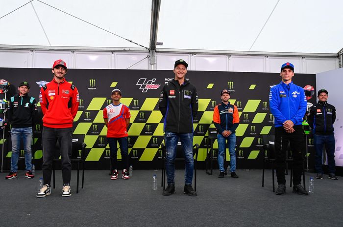 Baris depan dari kiri ke kanan, Francesco Bagnaia (Ducati), Fabio Quartararo (Monster Energy Yamaha), dan Joan Mir (Suzuki Ecstar) pada konferensi pers jelang seri balap MotoGP Inggris, Kamis (26/8/2021).