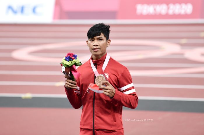 Atlet para atletik putra Indonesia, Saptoyogo Purnomo, berpose dengan medali perunggu yang dia raih dari lari nomor 100 meter T37 Paralimpiade Tokyo 2020.