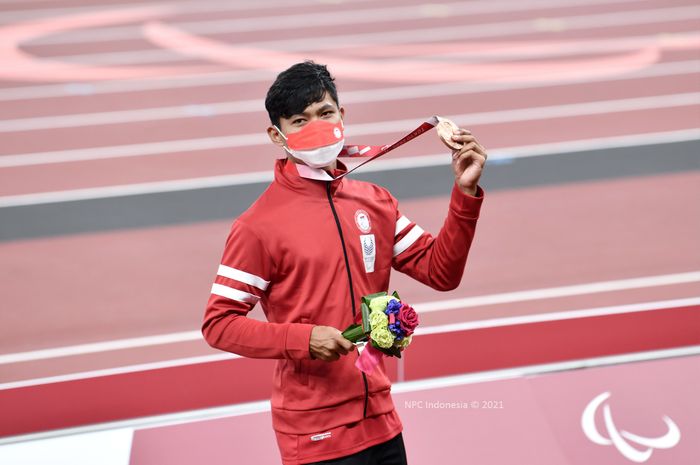 Atlet para atletik putra Indonesia, Saptoyogo Purnomo, berpose dengan medali perunggu yang dia raih dari lari nomor 100 meter T37 Paralimpiade Tokyo 2020.