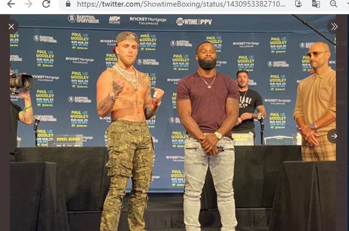 Jake Paul (kiri) dan Tyron Woodley (kanan) saat diperkenalkan jelang bertarung pada Minggu (29/8/2021).