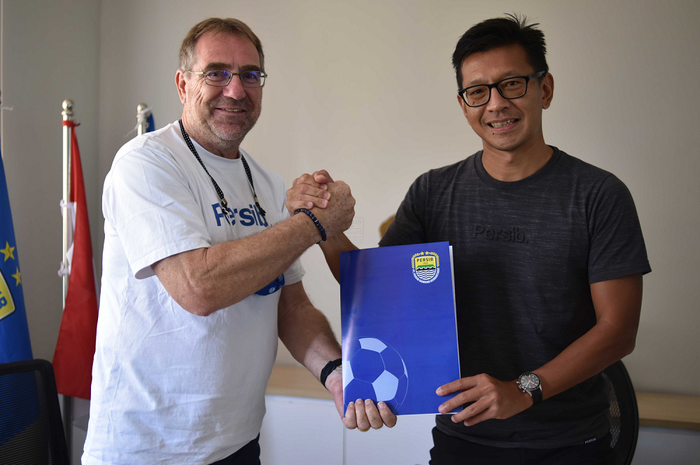 Robert Rene Alberts perpanjang kontrak di Persib Bandung.