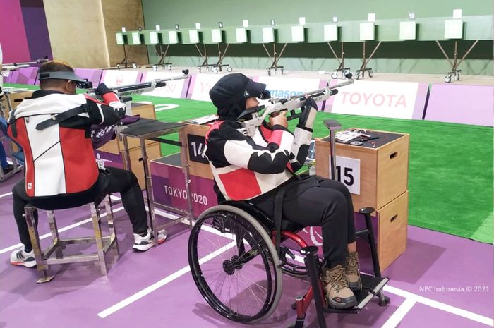 Dua atlet para menembak Indonesia, Bolo Triyanto (kiri) dan Hanik Puji Hastuti saat latihan di Asaka Shooting Range, Tokyo, Jepang, Sabtu (28/8/2021).