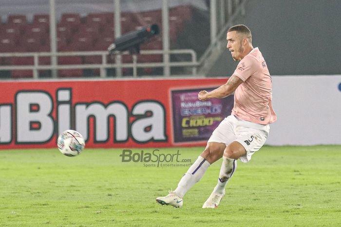 Bek Persik Kediri, Arthur Felix Silva, sedang memberikan umpan dalam laga pekan pertama Liga 1 2021 di Stadion Gelora Bung Karno, Senayan, Jakarta, 27 Agustus 2021.