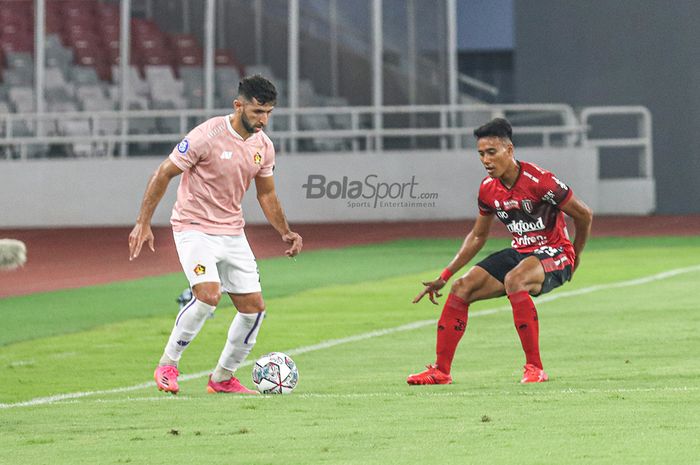 Bek Bali United, I Made Andhika Wijaya, sedang mengawal pergerakan striker asing Persik Kediri, Ibrahim Bahsoun, dalam laga pekan pertama Liga 1 2021 di Stadion Gelora Bung Karno, Senayan, Jakarta, 27 Agustus 2021.