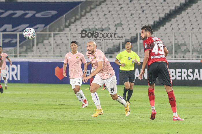 Striker asing Persik Kediri, Youssef Ezzejjari (kiri), sedang berusaha mengejar bola dan diawasi oleh bek Bali United, Willian Pacheco (kanan), dalam laga pekan pertama Liga 1 2021 di Stadion Gelora Bung Karno, Senayan, Jakarta, 27 Agustus 2021.