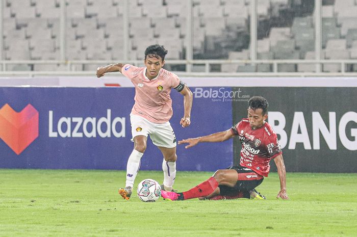 Pemain sayap kiri Bali United, Muhammad Rahmat (kiri), sedang berusaha merebut bola dari bek Persik Kediri, Dany Saputra (kanan), dalam laga pekan pertama Liga 1 2021 di Stadion Gelora Bung Karno, Senayan, Jakarta, 27 Agustus 2021.