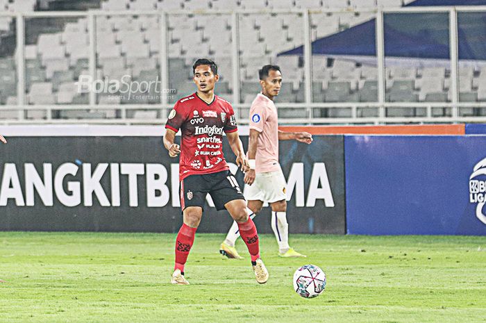 Gelandang Bali United, Kadek Agung, sedang bertanding dalam laga pekan pertama Liga 1 2021 di Stadion Gelora Bung Karno, Senayan, Jakarta, 27 Agustus 2021.