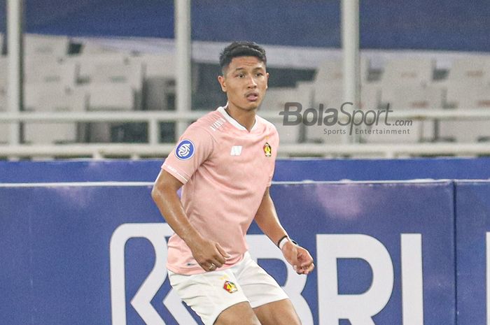 Gelandang Persik Kediri, Adi Eko Jayanto, sedang bertanding dalam laga pekan pertama Liga 1 2021 di Stadion Gelora Bung Karno, Senayan, Jakarta, 27 Agustus 2021.