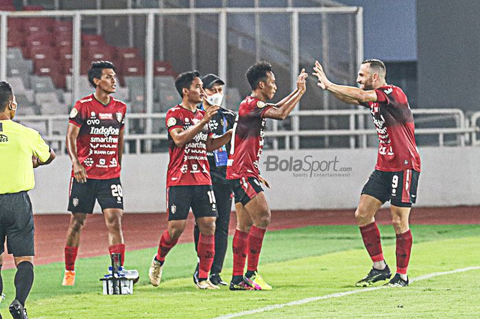 Muhammad Rahmat dan Ilija Spasojevic serta para pemain Bali United sedang merayakan golnya dalam laga pekan pertama Liga 1 2021 melawan Persik Kediri di Stadion Gelora Bung Karno, Senayan, Jakarta, 28 Agustus 2021.