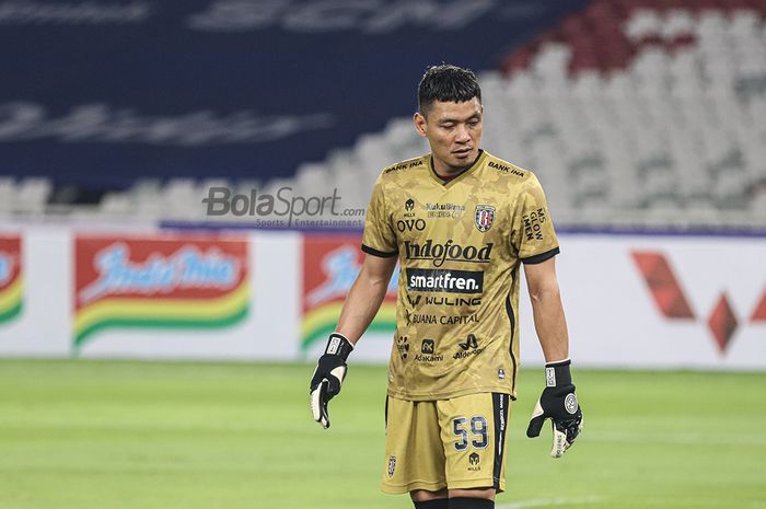 Kiper Bali United, Wawan Hendrawan, sedang bertanding dalam laga pekan pertama Liga 1 2021 menghadapi Persik Kediri di Stadion Gelora Bung Karno, Senayan, Jakarta, 27 Agustus 2021.