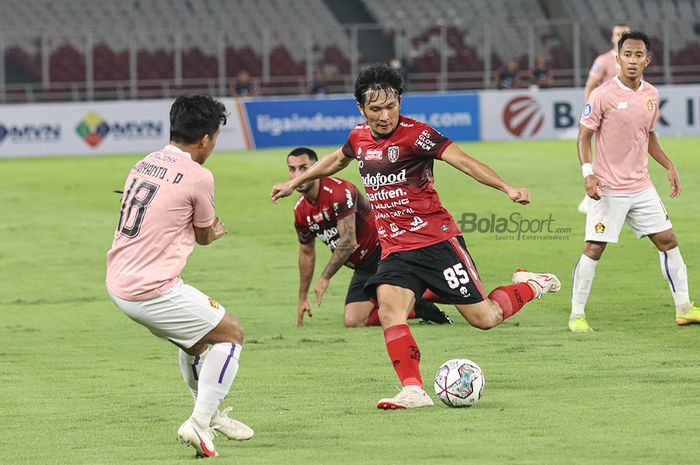 Bek sayap kiri Bali United, Michael Orah, sedang menghalau bola dari serangan para pemain Persik Kediri dalam laga pekan pertama Liga 1 2021 di Stadion Gelora Bung Karno, Senayan, Jakarta, 27 Agustus 2021.