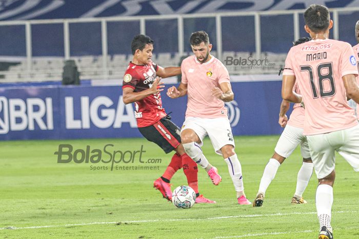 Gelandang Bali United, Rizky Pellu (kiri), sedang berusaha merebut bola yang dikuasai oleh striker asing Persik Kediri, Ibrahim Bahsoun (kanan), dalam laga pekan pertama Liga 1 2021 di Stadion Gelora Bung Karno Senayan, Jakarta, 27 Agustus 2021.